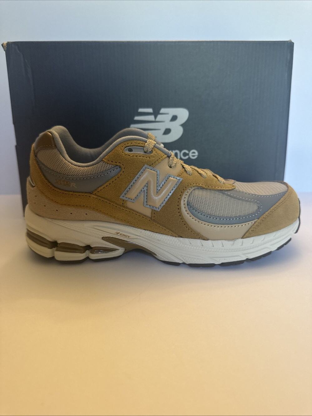 New Balance 2002R Kids GC2002CE Beige Grey Sneakers Boys Size 6 New in Box